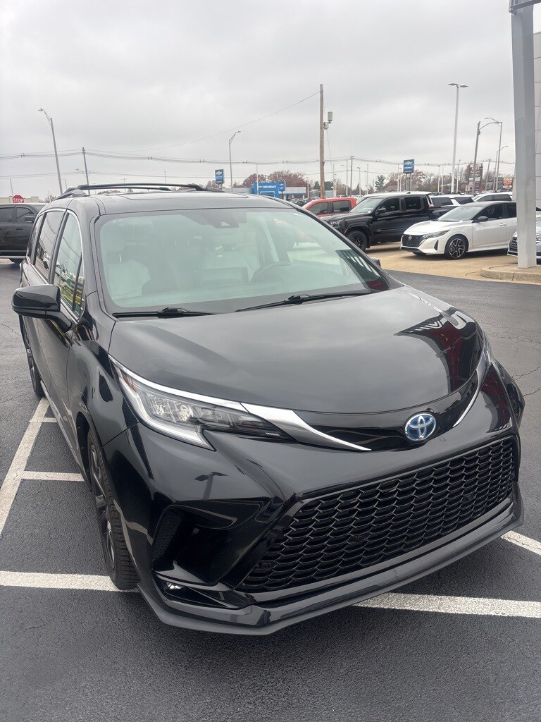 2021 Toyota Sienna XSE photo 2