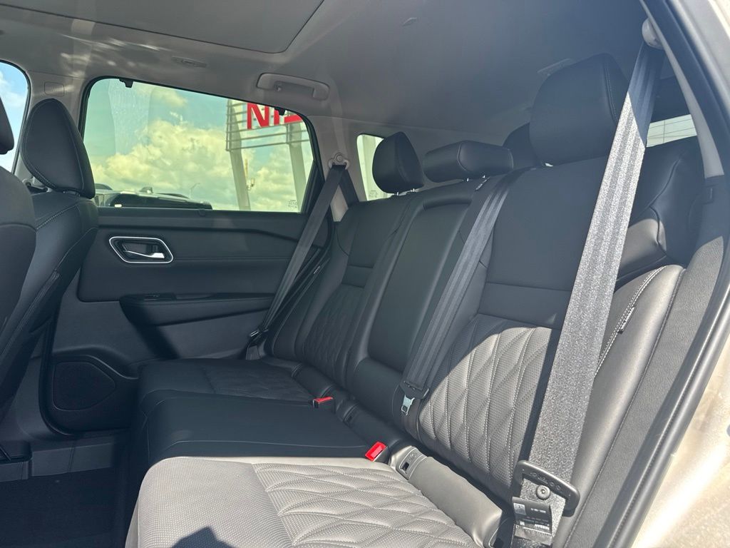 2026 Nissan Rogue Platinum - Photo 13