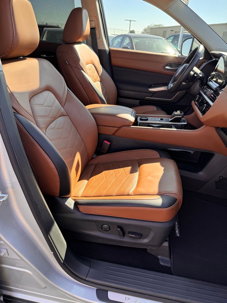 2025 Nissan Pathfinder Platinum - Photo 13