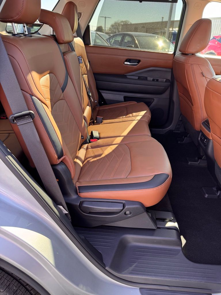 2025 Nissan Pathfinder Platinum - Photo 14