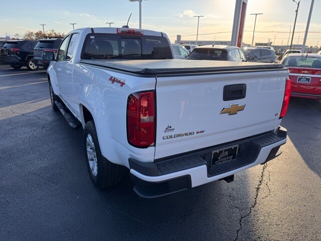 2017 Chevrolet Colorado LT photo 2