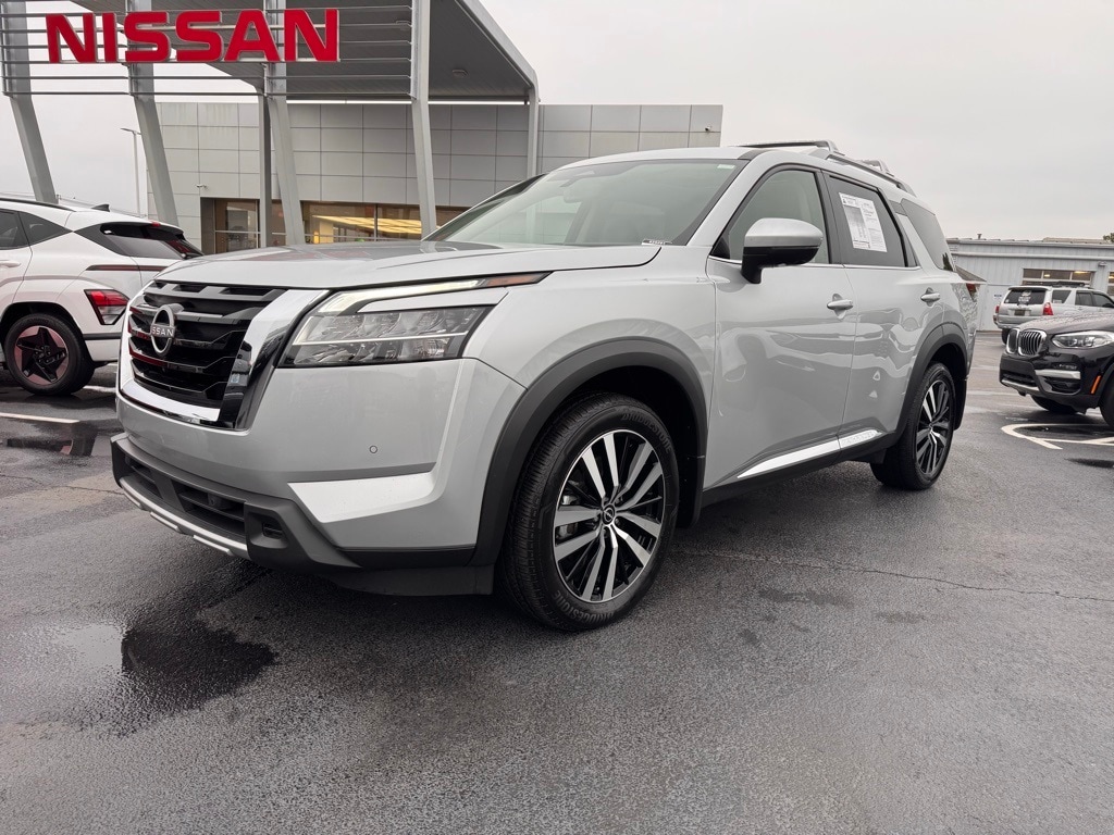 2024 Nissan Pathfinder Platinum's photo