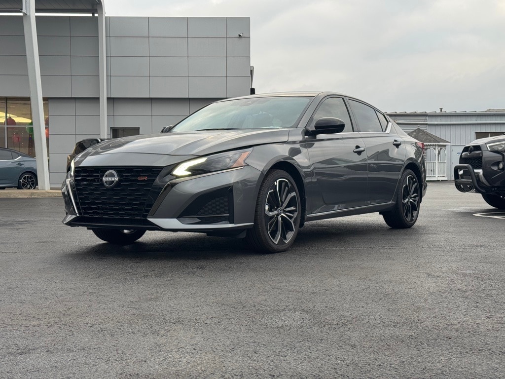 2025 Nissan Altima SR's photo