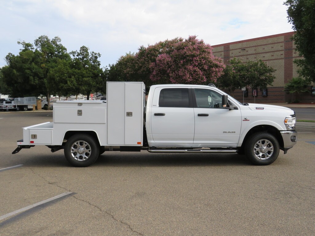 2022 Ram 3500 SLT photo 4