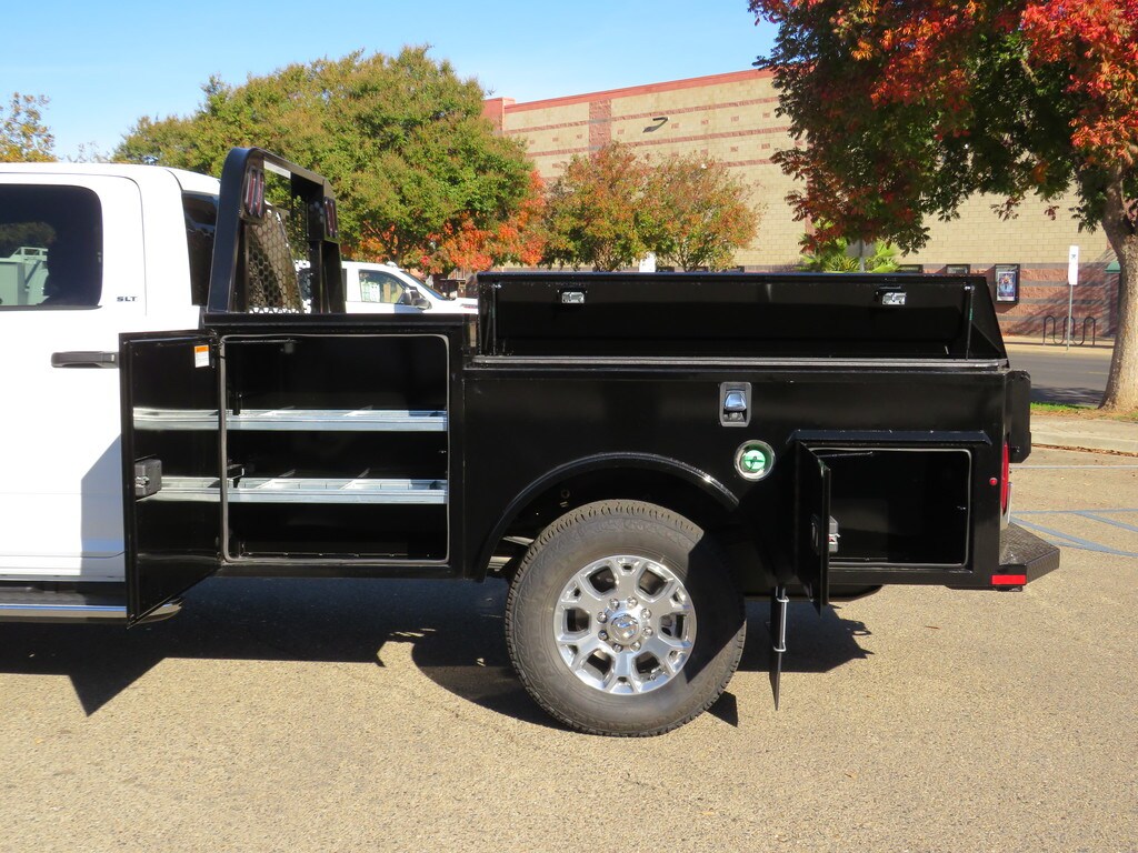 2023 Ram 3500 SLT photo 4