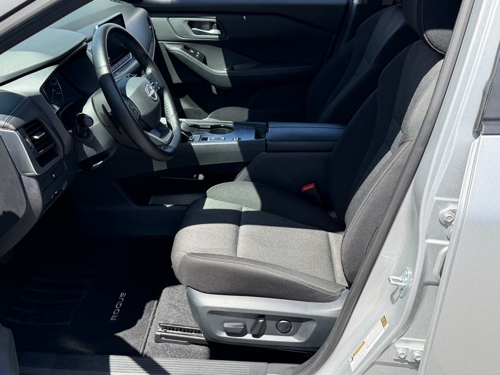 2025 Nissan Rogue SV - Photo 17