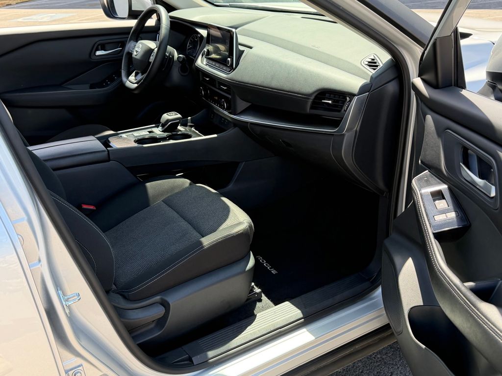 2025 Nissan Rogue SV - Photo 22