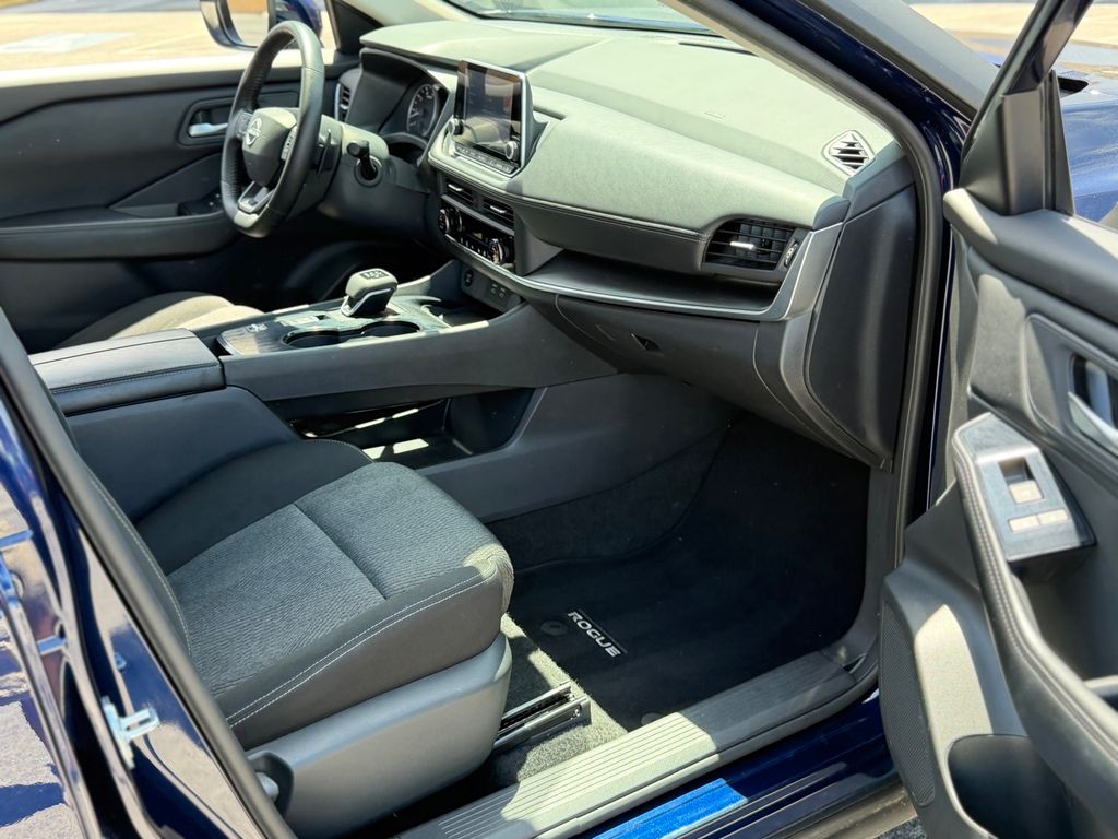 2025 Nissan Rogue SV - Photo 22