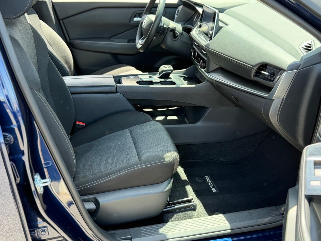 2025 Nissan Rogue SV - Photo 21