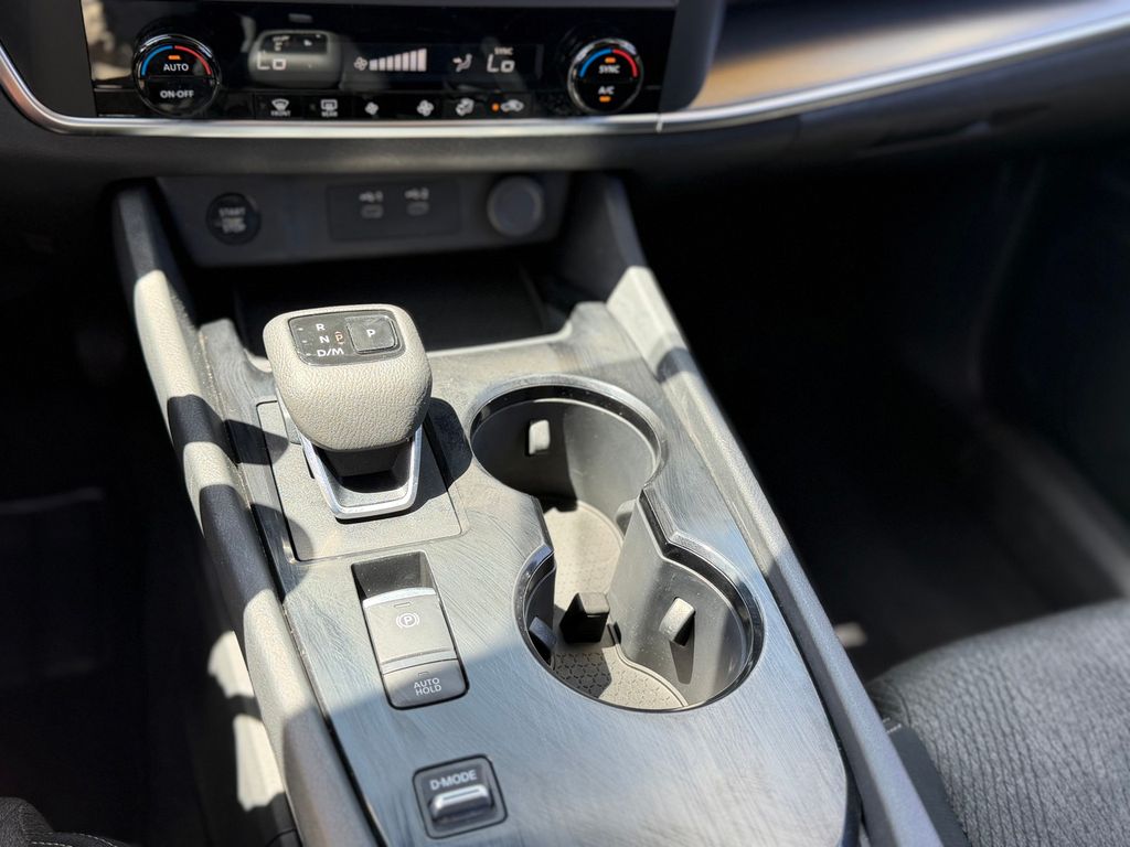 2025 Nissan Rogue SV - Photo 14