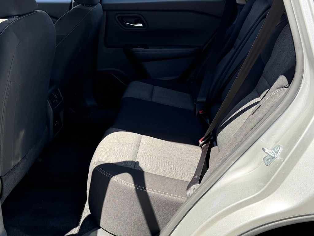 2025 Nissan Rogue SV - Photo 18