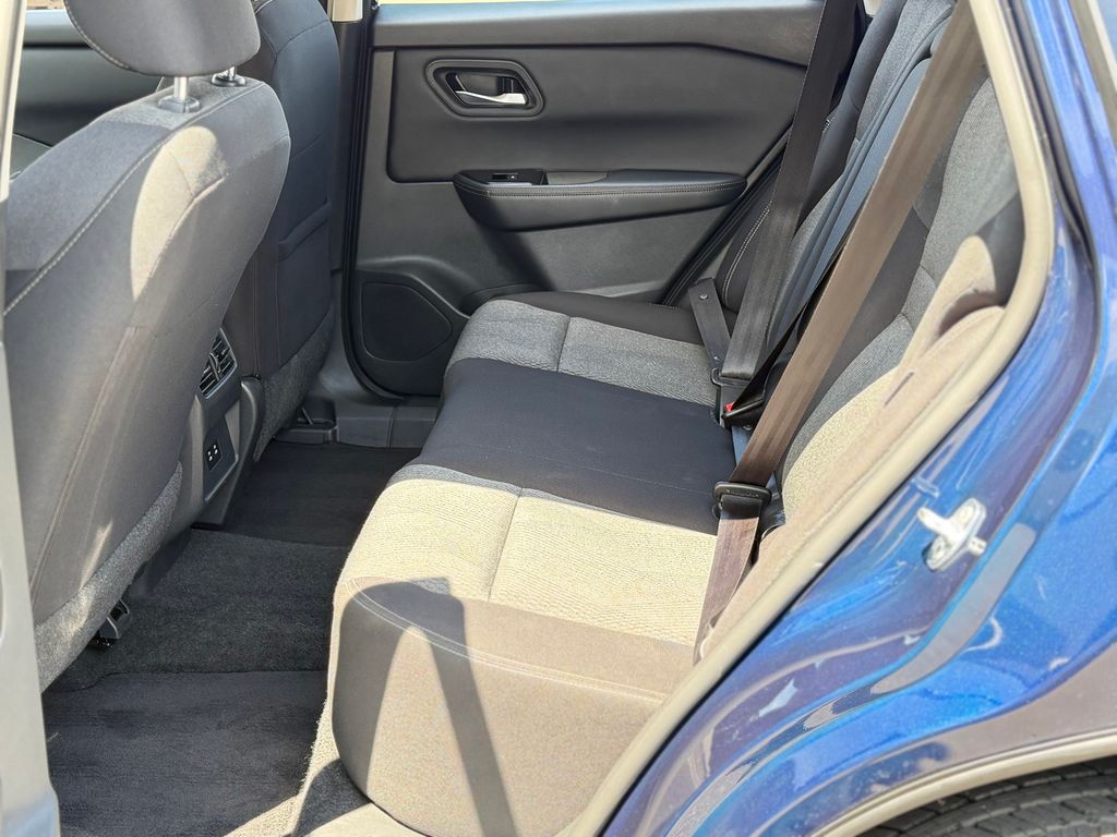 2025 Nissan Rogue SV - Photo 18