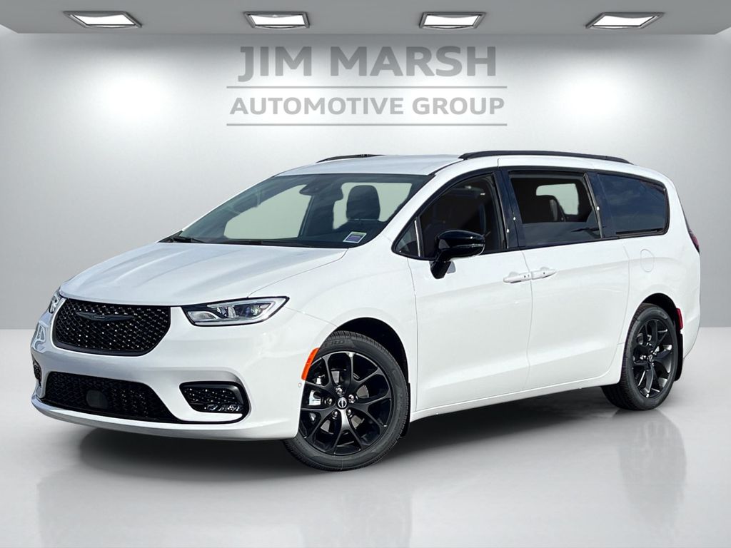 2026 Chrysler Pacifica Select's photo