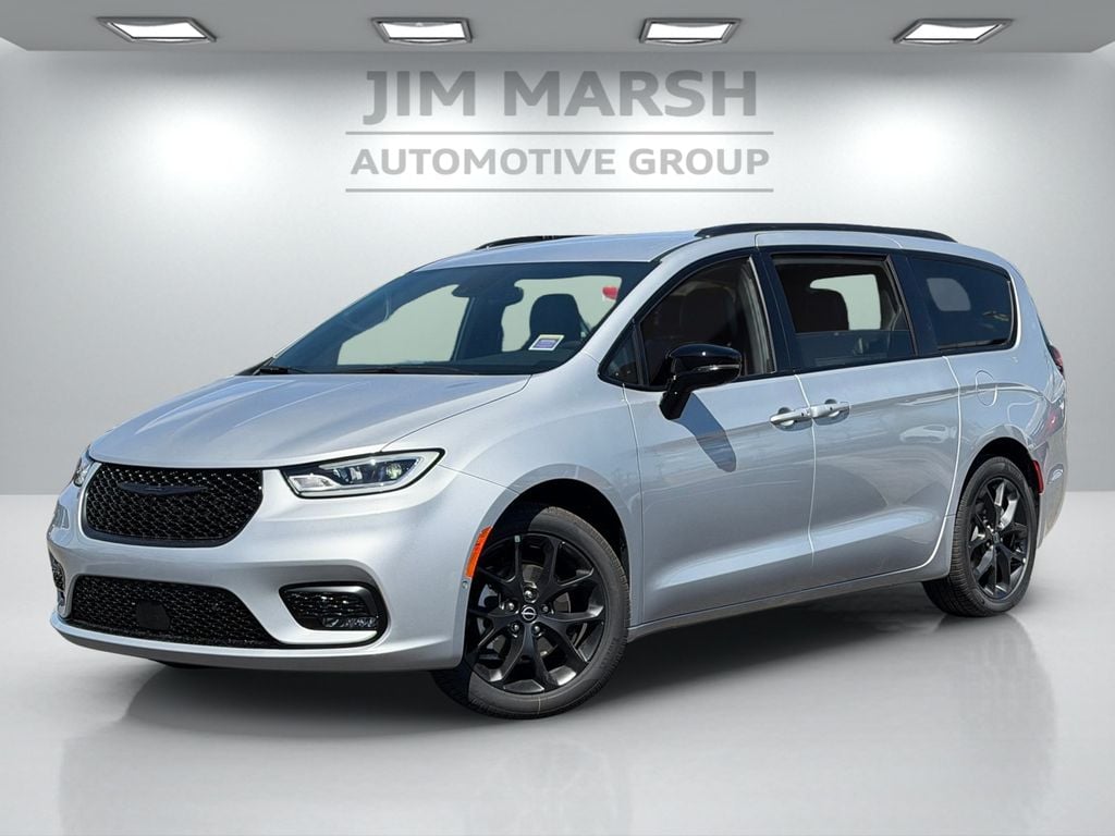 2026 Chrysler Pacifica Select's photo