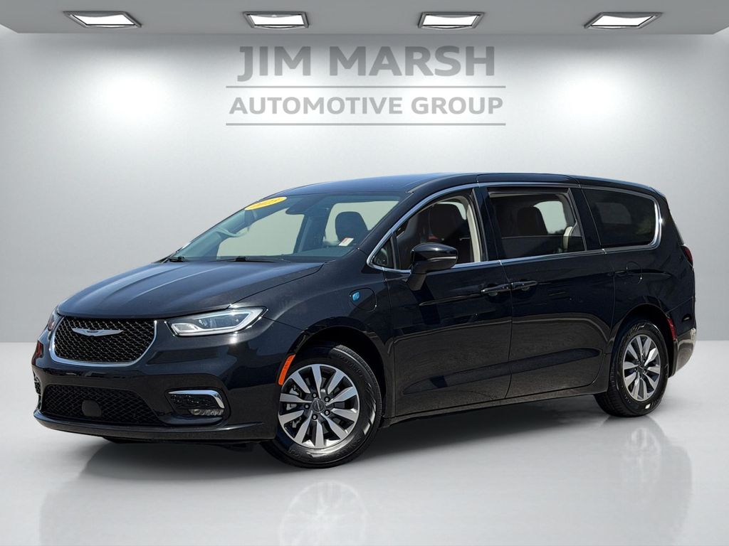 2023 Chrysler Pacifica Hybrid Touring L Hybrid's photo