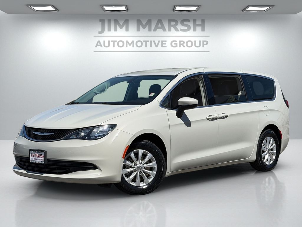 2019 Chrysler Pacifica LX's photo