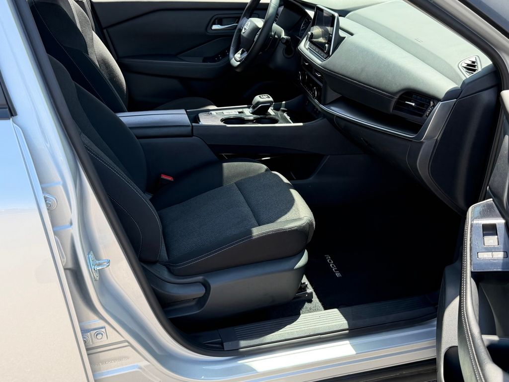 2025 Nissan Rogue SV - Photo 21