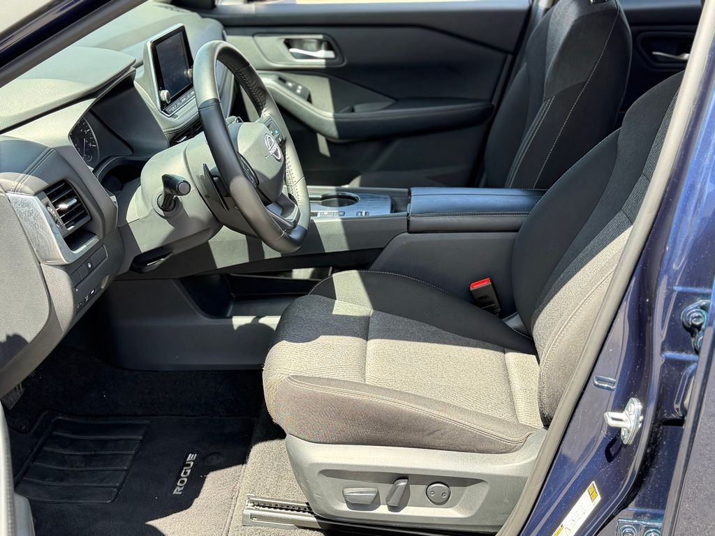 2025 Nissan Rogue SV - Photo 17