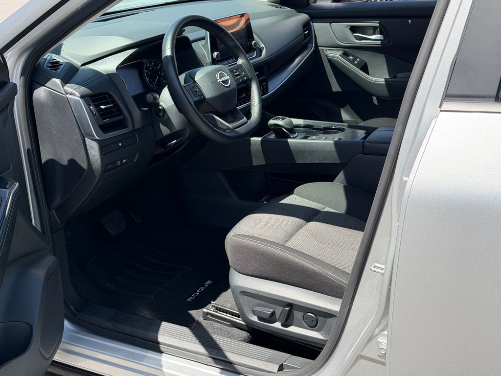2025 Nissan Rogue SV - Photo 9
