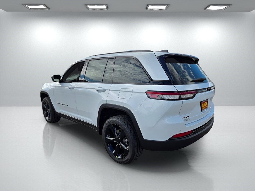 2025 Jeep Grand Cherokee Altitude photo 2