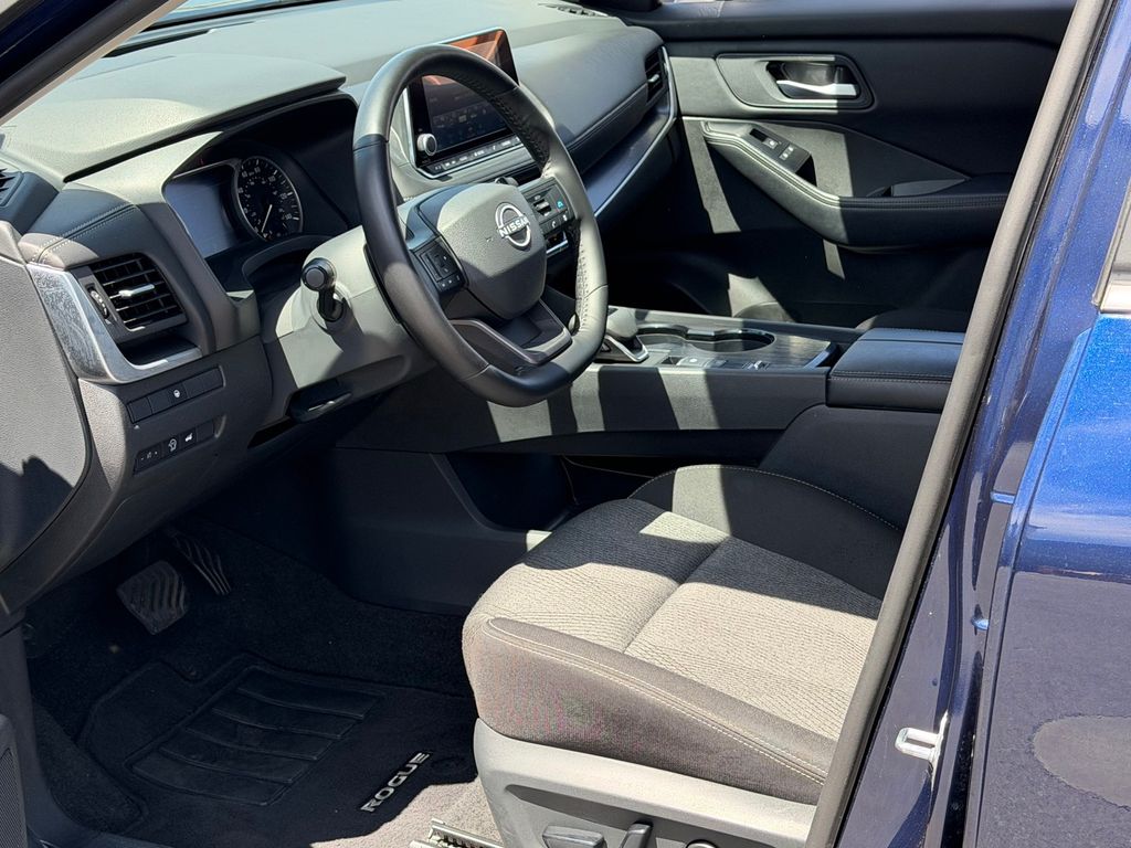 2025 Nissan Rogue SV - Photo 9