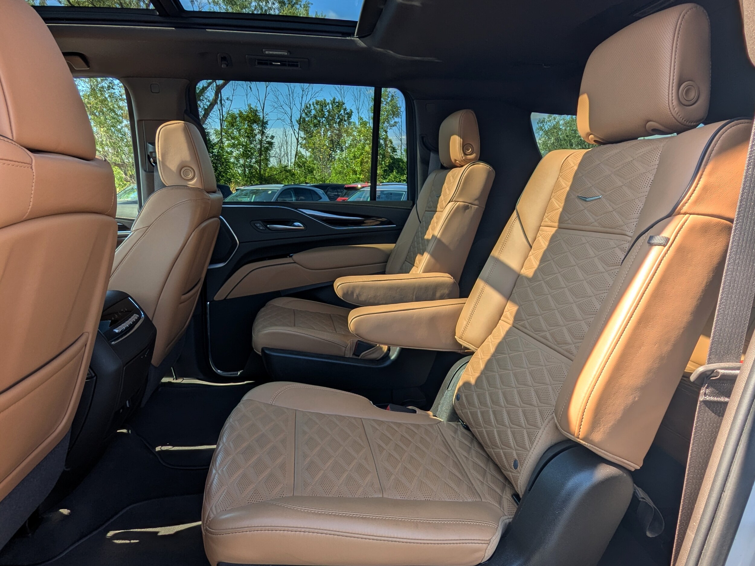2022 Cadillac Escalade ESV Premium Luxury photo 3
