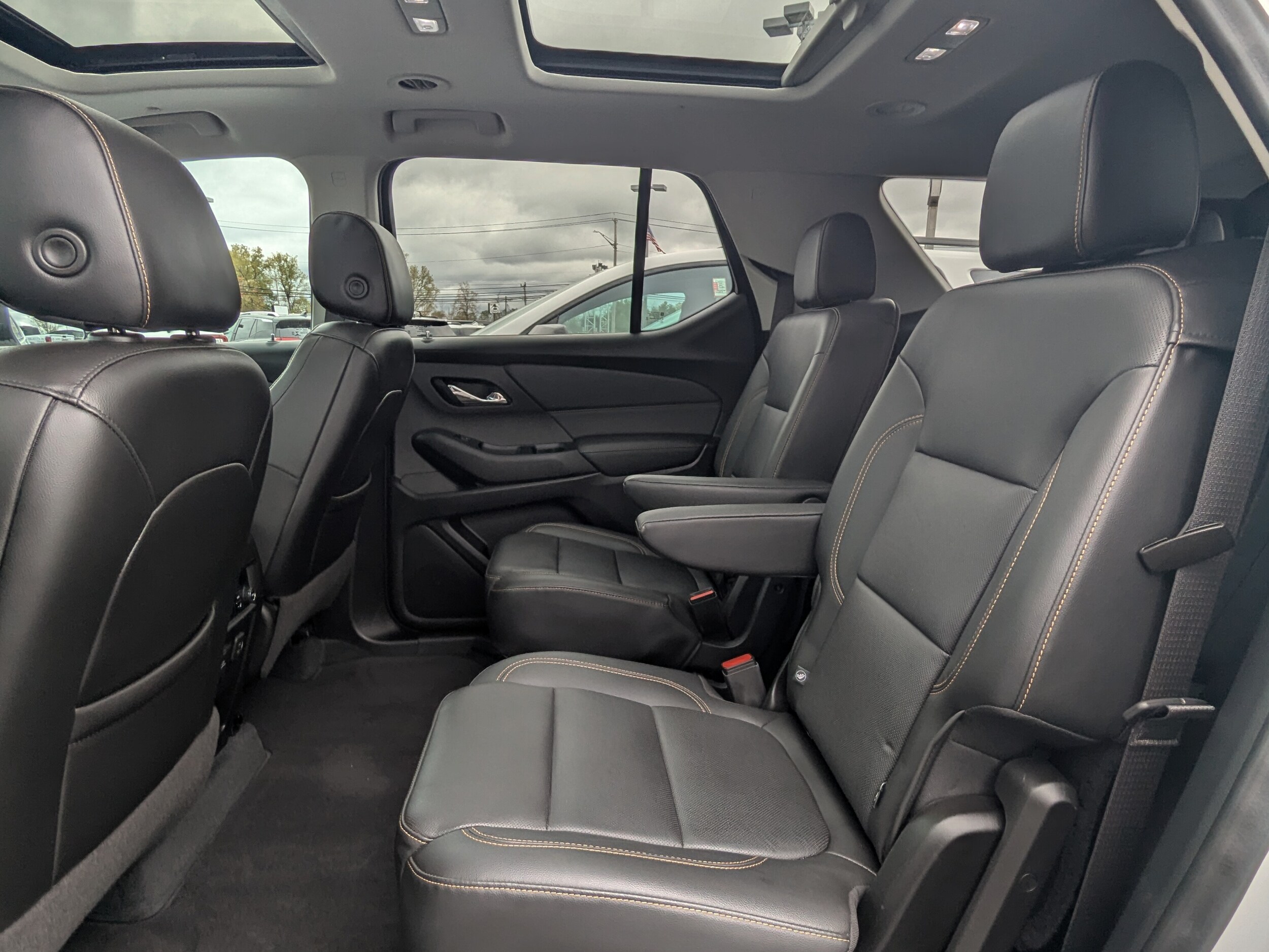 2020 Chevrolet Traverse Premier photo 2