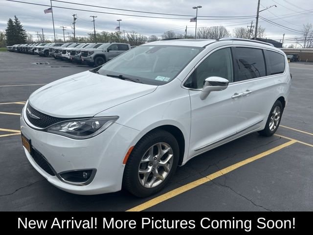 2019 Chrysler Pacifica Limited's photo
