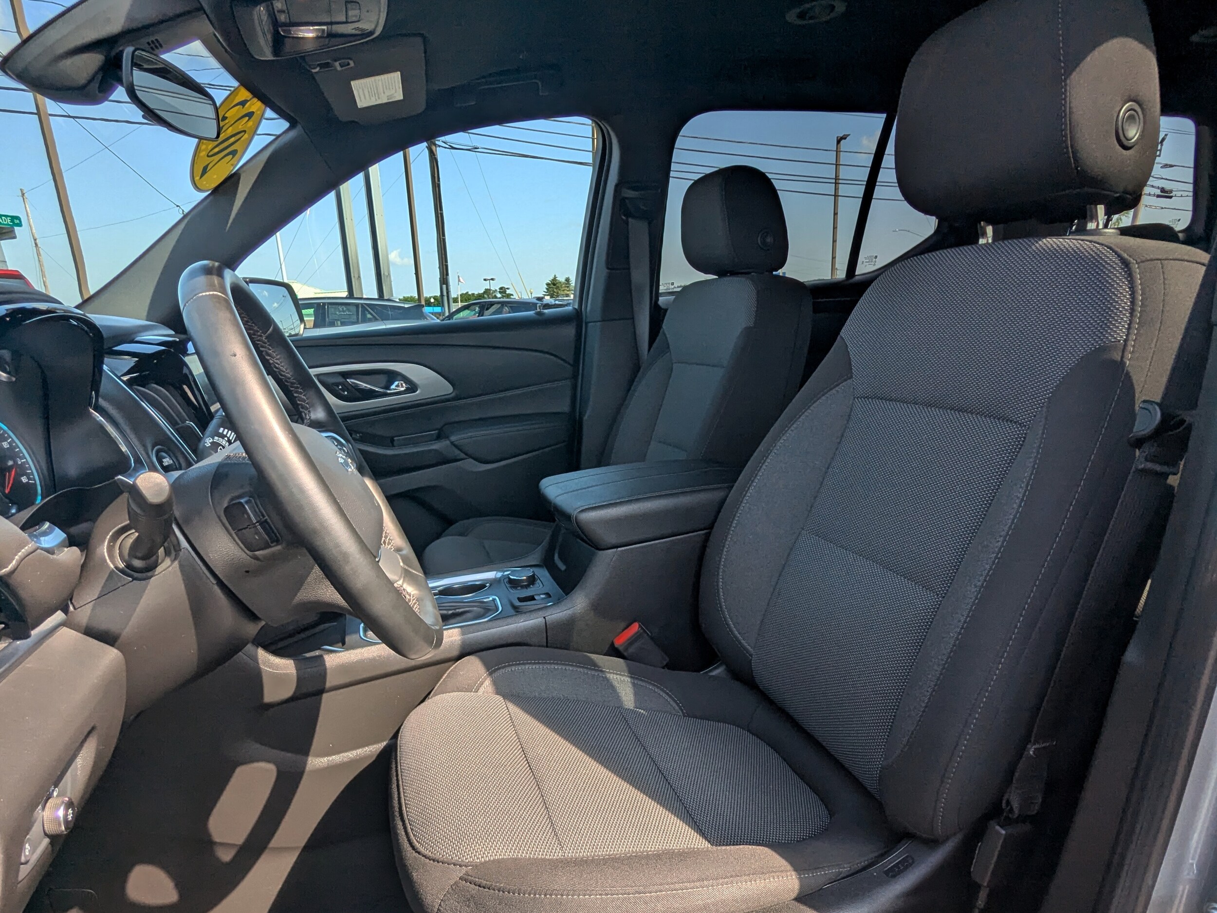2023 Chevrolet Traverse Cloth photo 2