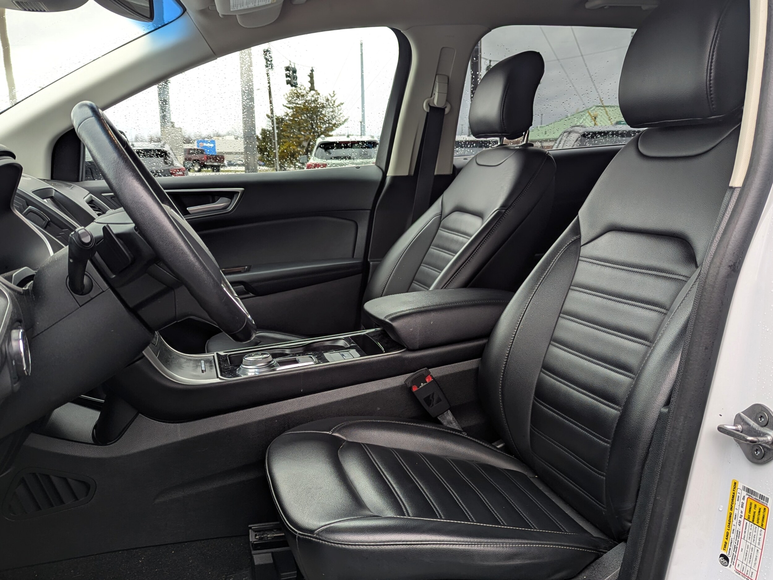 2019 Ford Edge SEL photo 2