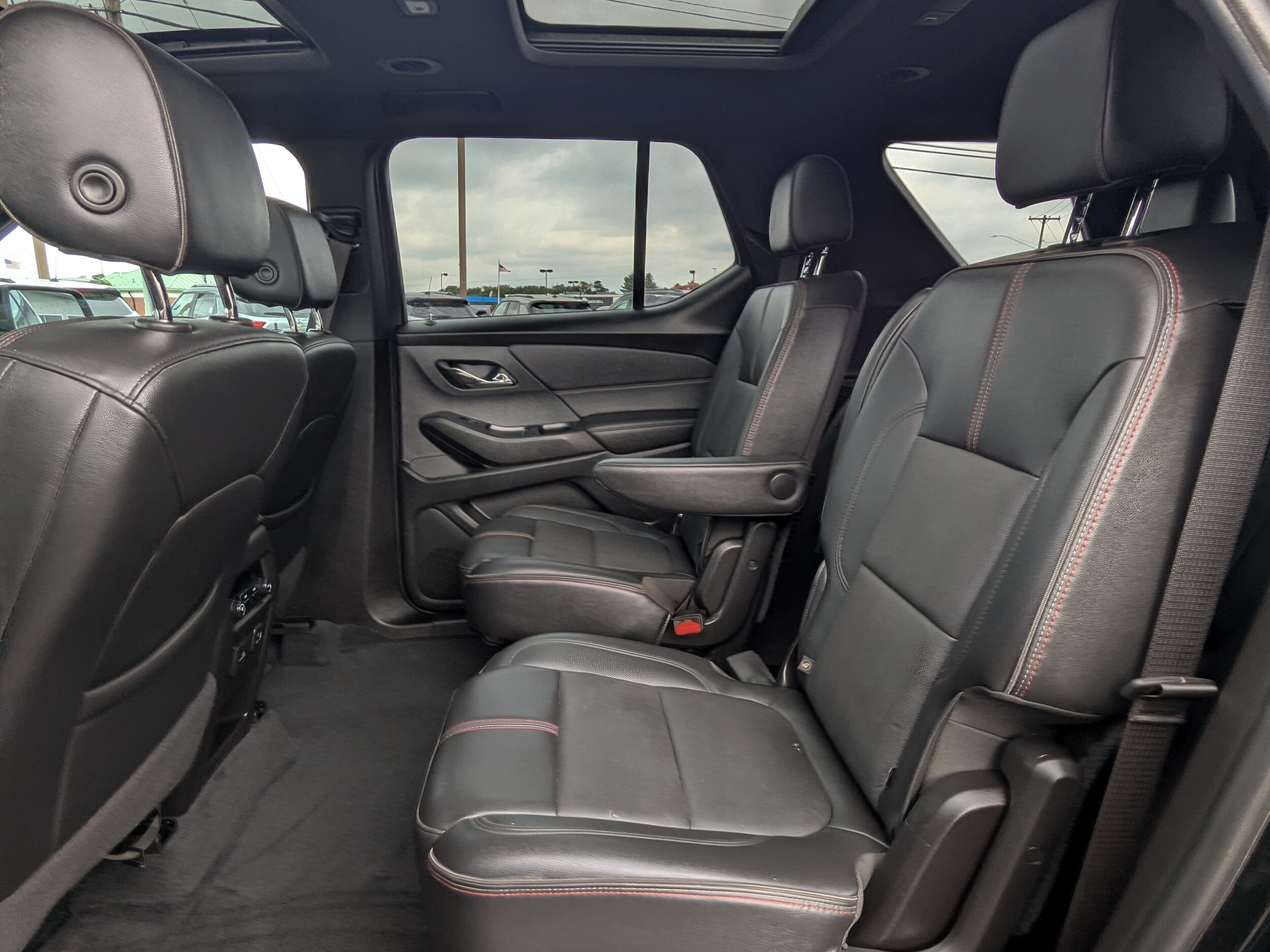 2022 Chevrolet Traverse RS photo 2