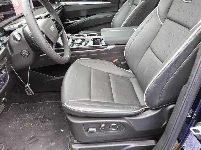 2025 Cadillac Escalade ESV Premium Luxury photo 3
