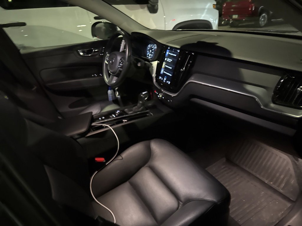 2020 Volvo XC60 Momentum photo 2