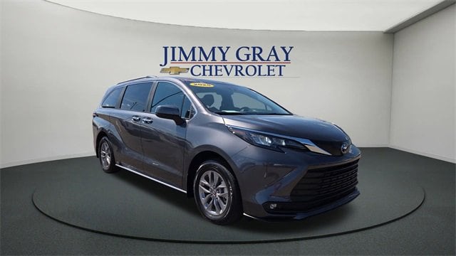 2025 Toyota Sienna XLE's photo