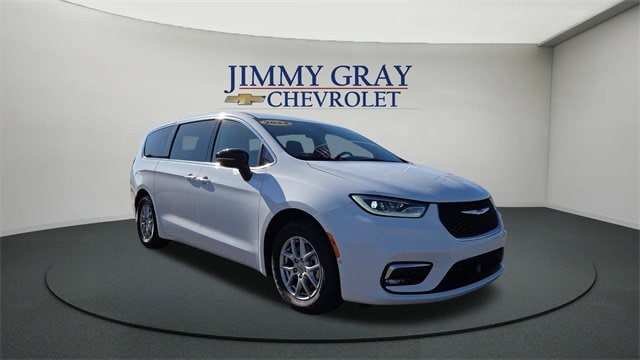 2024 Chrysler Pacifica Touring L's photo