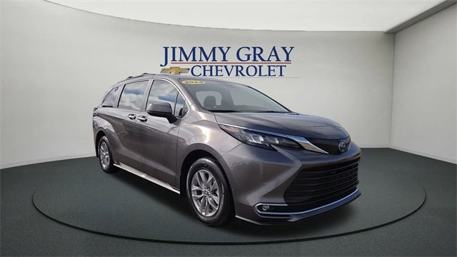 2024 Toyota Sienna XLE's photo