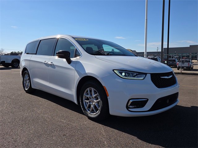 2024 Chrysler Pacifica Touring L's photo