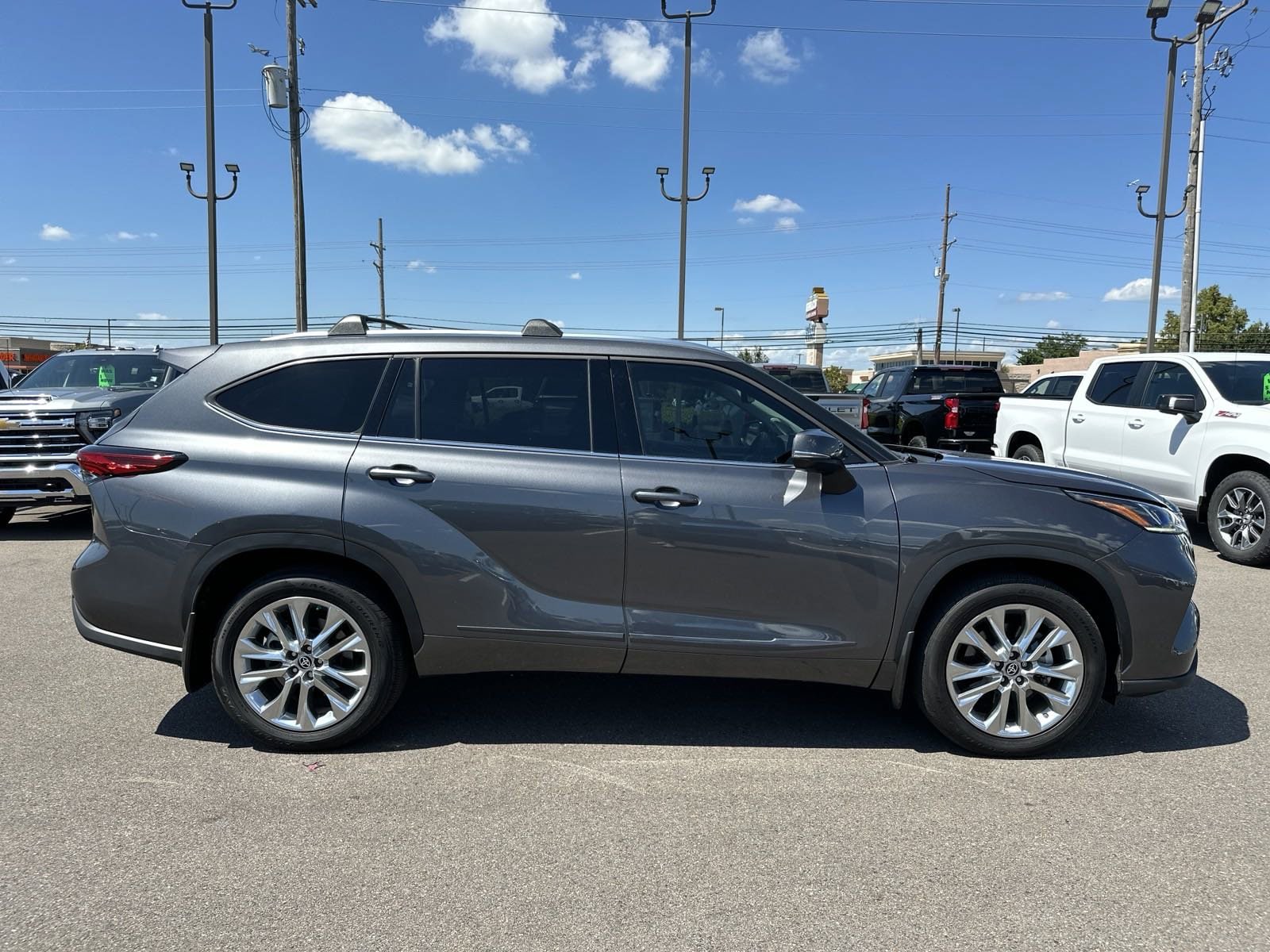 Used 2023 Toyota Highlander Limited with VIN 5TDKDRBH6PS022919 for sale in Southaven, MS