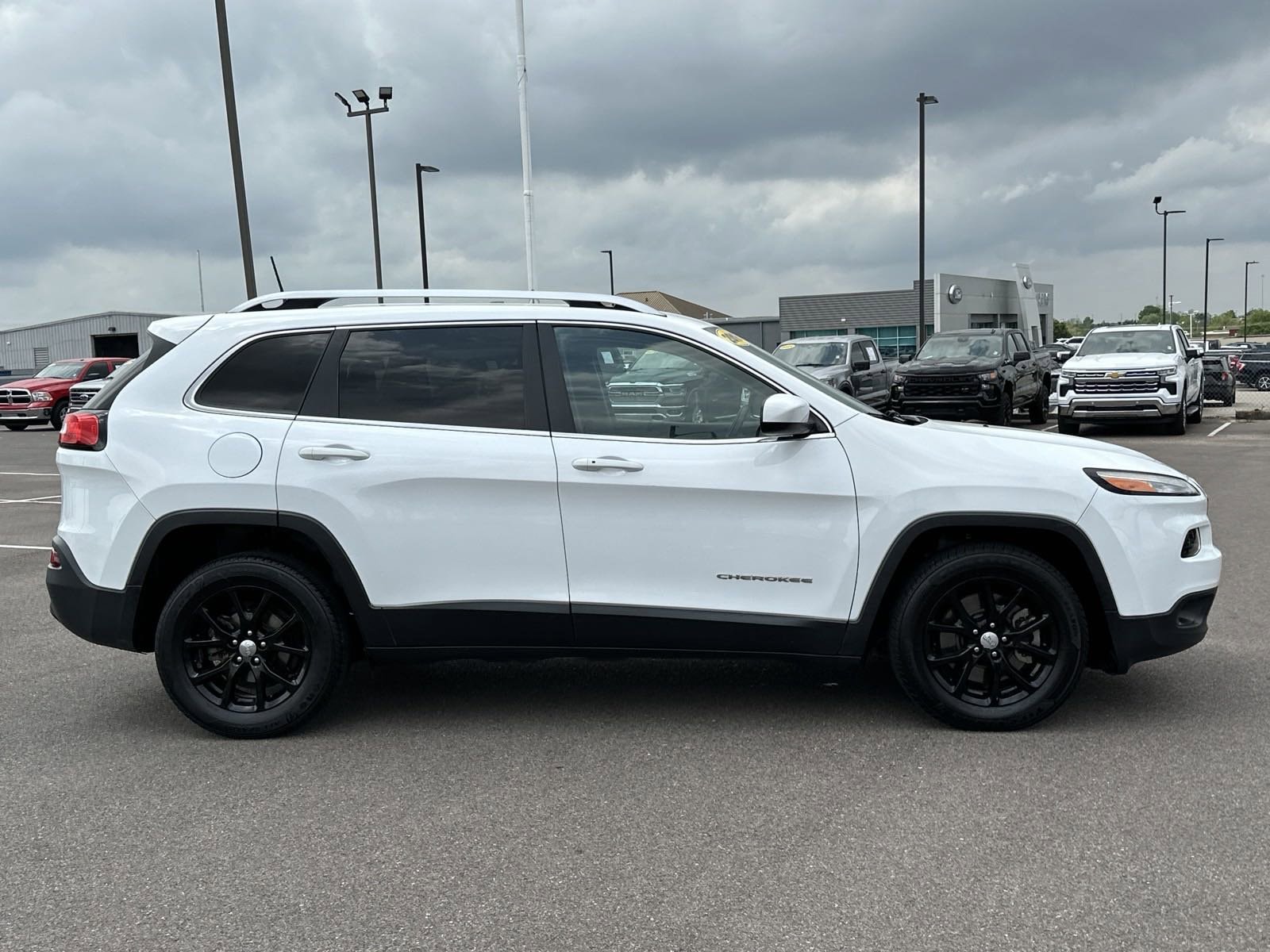 Used 2018 Jeep Cherokee Latitude Plus with VIN 1C4PJLLB5JD583881 for sale in Southaven, MS