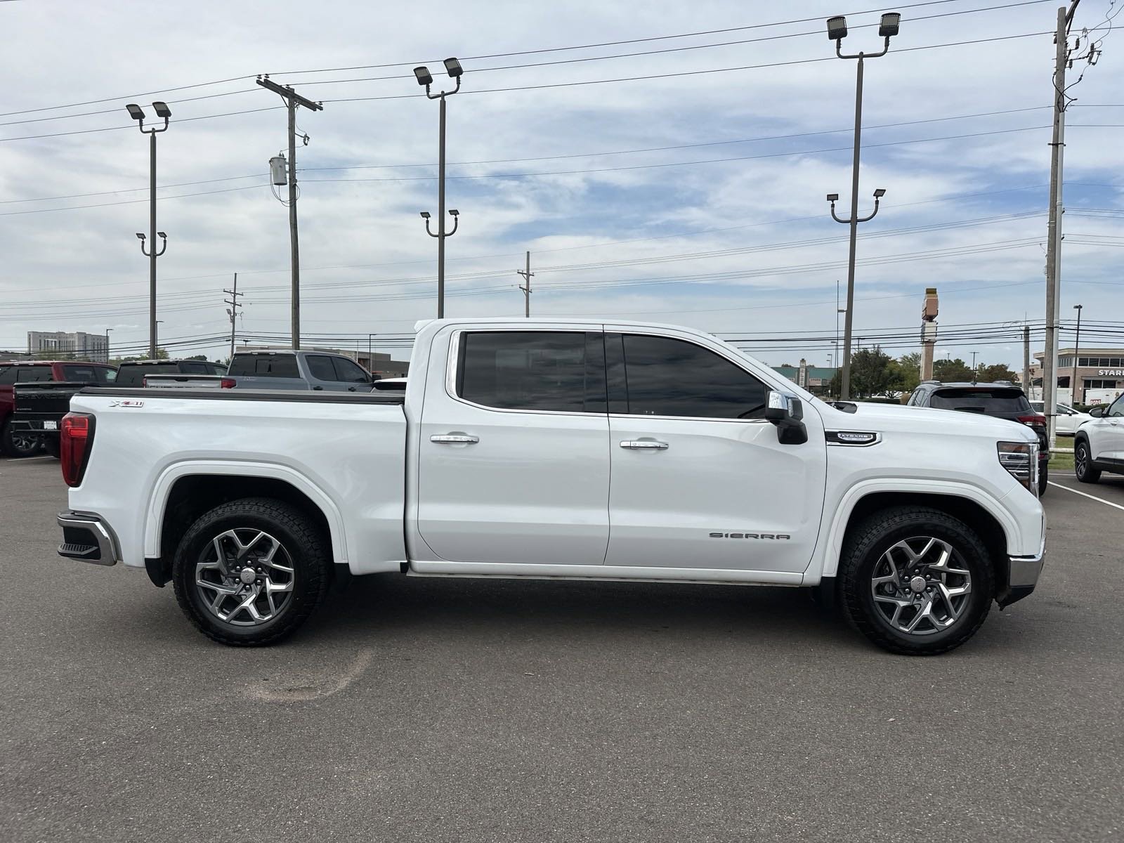 Used 2022 GMC Sierra 1500 SLT with VIN 3GTUUDEL1NG526737 for sale in Southaven, MS