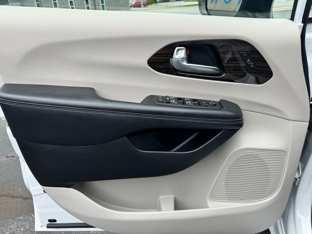 Used 2023 Chrysler Pacifica Limited with VIN 2C4RC1GG1PR520893 for sale in Aurora, MO