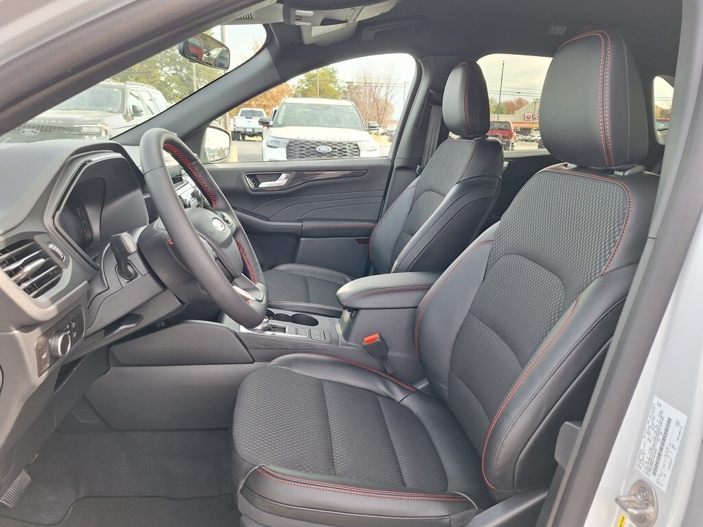 2026 Ford Escape ST-Line photo 2