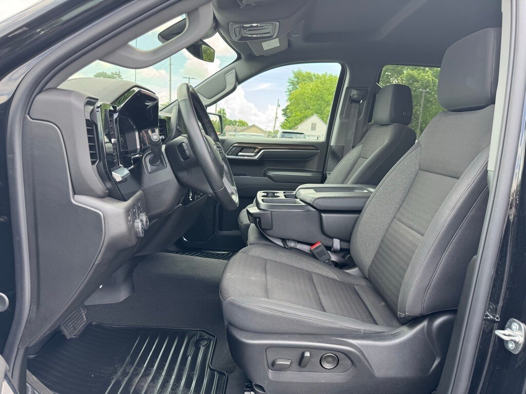 2024 Chevrolet Silverado 1500 RST photo 4