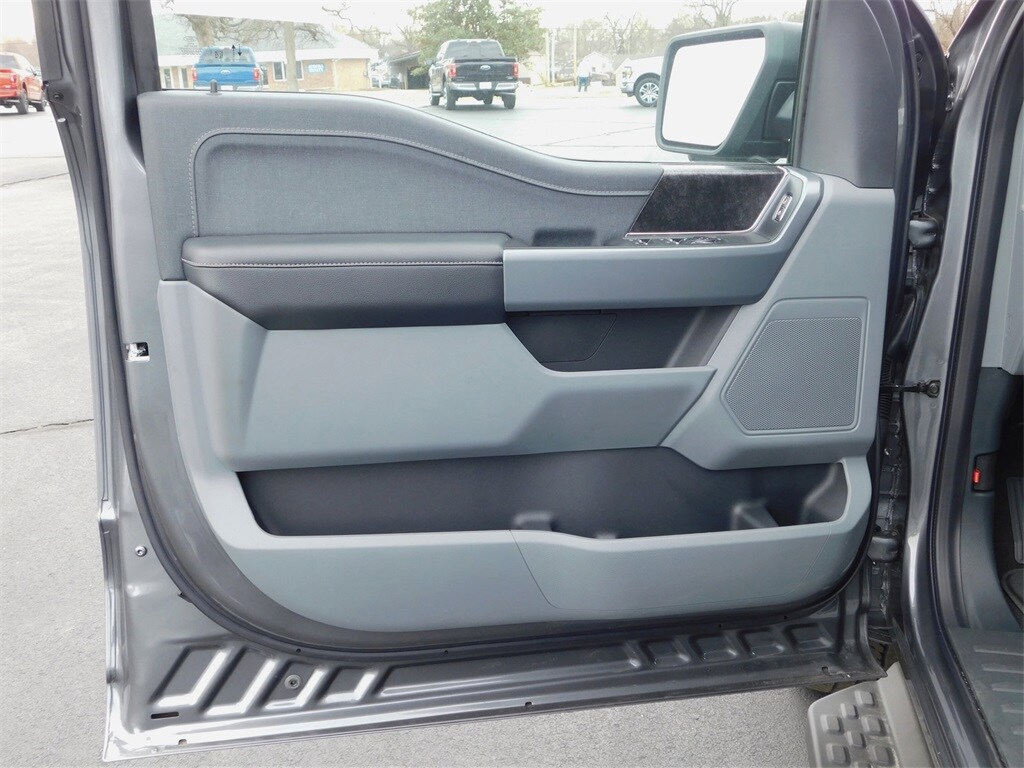 2023 Ford F-150 Lightning XLT photo 2