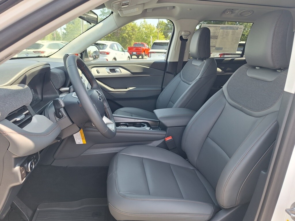 2025 Ford Explorer photo 3