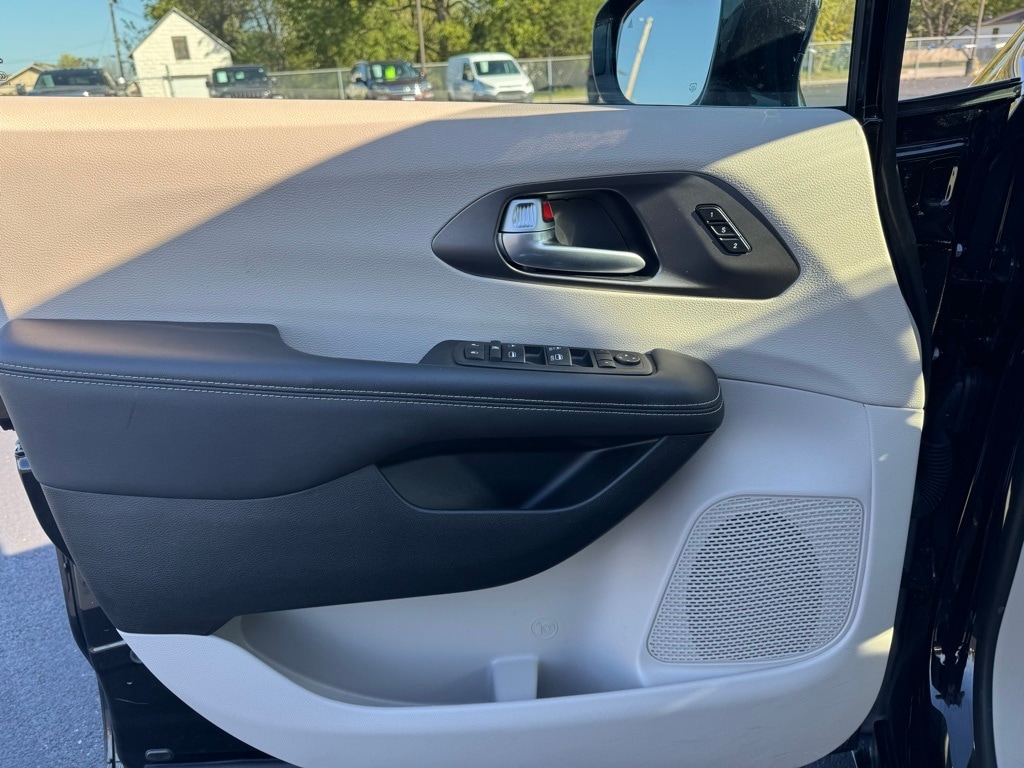 Used 2024 Chrysler Pacifica Touring L Minivan/Van