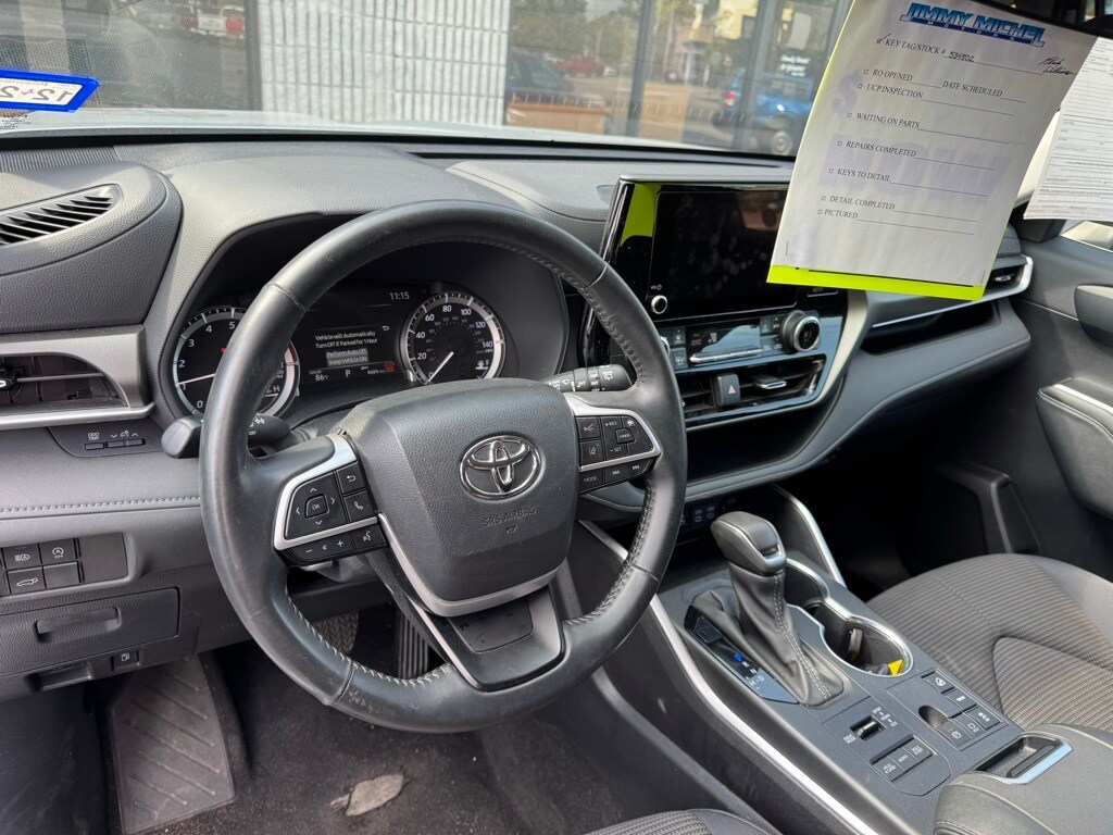 2024 Toyota Highlander LE photo 4