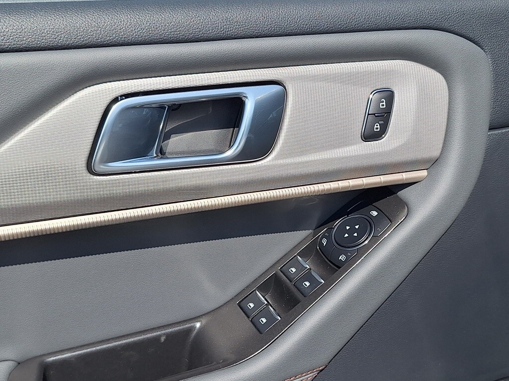 2025 Ford Explorer photo 2