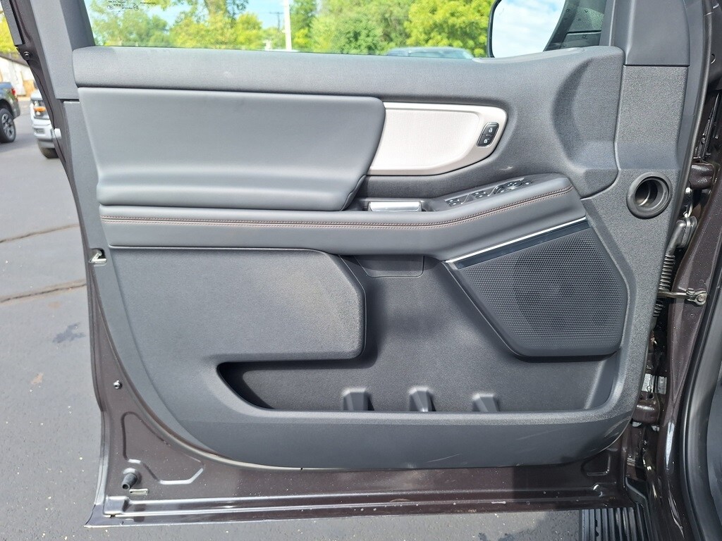 2025 Ford Expedition photo 2