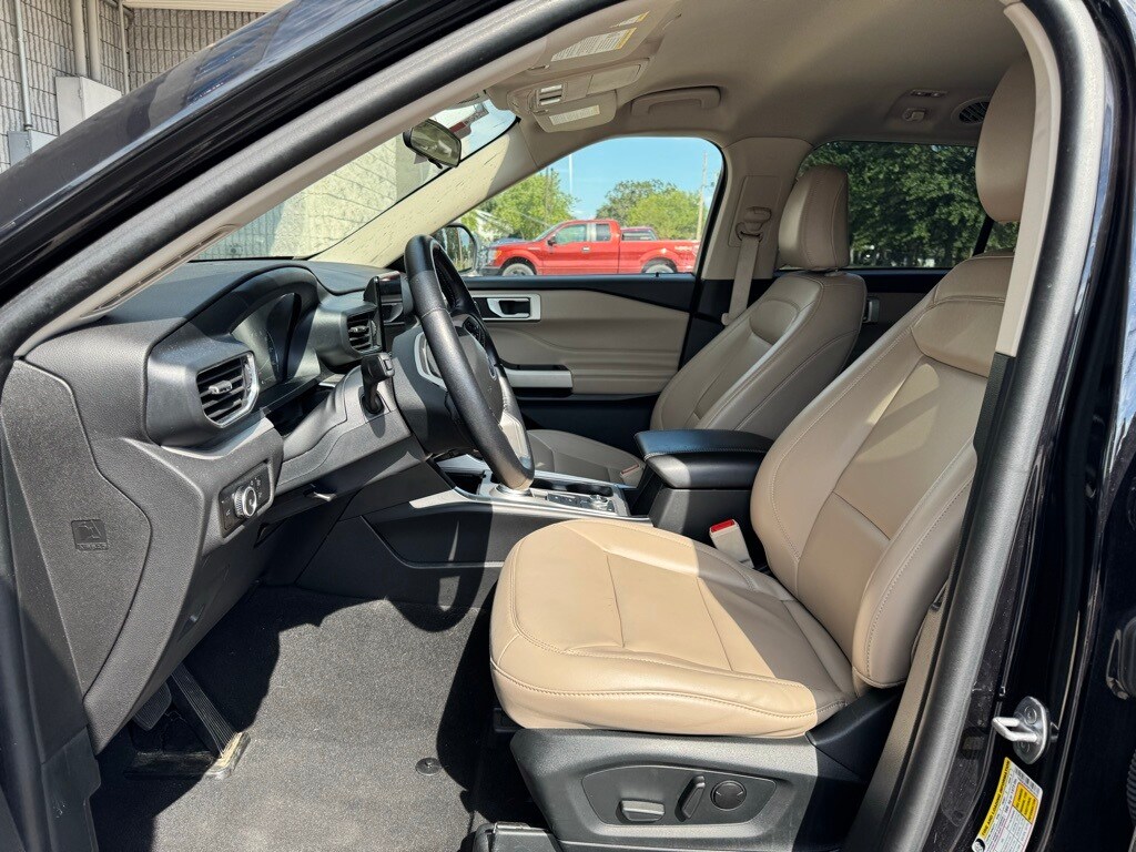 2023 Ford Explorer XLT photo 3